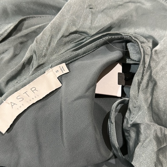 NWT ASTR THE LABEL WILSHIRE RUFFLE OPEN BACK MIDI DRESS SILVER SAGE - Picture 9 of 12